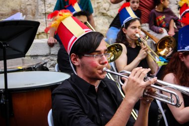 Kudüs İsrail 10 Mayıs 2018 Eski Kudüs şehri, altın diş Festivali'nde orta Krallığı kutlamaları görüntülemek bir müzik konser akşam oynarken avant-garde orkestra müzisyenleri