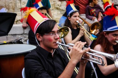Kudüs İsrail 10 Mayıs 2018 Eski Kudüs şehri, altın diş Festivali'nde orta Krallığı kutlamaları görüntülemek bir müzik konser akşam oynarken avant-garde orkestra müzisyenleri