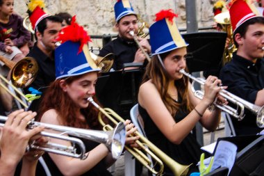 Kudüs İsrail 10 Mayıs 2018 Eski Kudüs şehri, altın diş Festivali'nde orta Krallığı kutlamaları görüntülemek bir müzik konser akşam oynarken avant-garde orkestra müzisyenleri