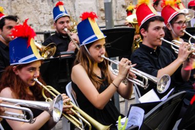Kudüs İsrail 10 Mayıs 2018 Eski Kudüs şehri, altın diş Festivali'nde orta Krallığı kutlamaları görüntülemek bir müzik konser akşam oynarken avant-garde orkestra müzisyenleri