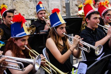 Kudüs İsrail 10 Mayıs 2018 Eski Kudüs şehri, altın diş Festivali'nde orta Krallığı kutlamaları görüntülemek bir müzik konser akşam oynarken avant-garde orkestra müzisyenleri