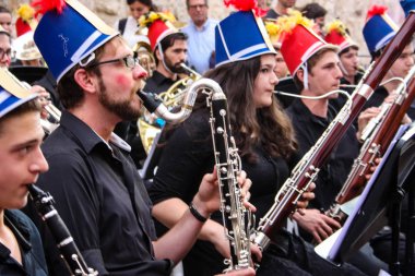 Kudüs İsrail 10 Mayıs 2018 Eski Kudüs şehri, altın diş Festivali'nde orta Krallığı kutlamaları görüntülemek bir müzik konser akşam oynarken avant-garde orkestra müzisyenleri