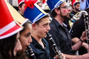 Kudüs İsrail 10 Mayıs 2018 Eski Kudüs şehri, altın diş Festivali'nde orta Krallığı kutlamaları görüntülemek bir müzik konser akşam oynarken avant-garde orkestra müzisyenleri