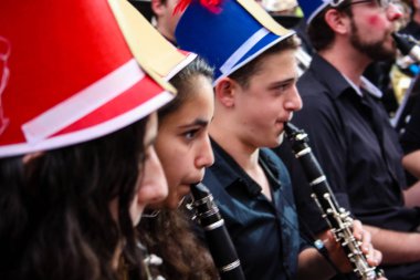 Kudüs İsrail 10 Mayıs 2018 Eski Kudüs şehri, altın diş Festivali'nde orta Krallığı kutlamaları görüntülemek bir müzik konser akşam oynarken avant-garde orkestra müzisyenleri