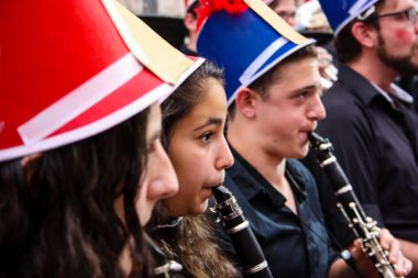 Kudüs İsrail 10 Mayıs 2018 Eski Kudüs şehri, altın diş Festivali'nde orta Krallığı kutlamaları görüntülemek bir müzik konser akşam oynarken avant-garde orkestra müzisyenleri