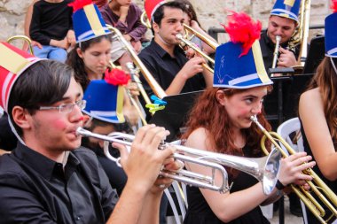 Kudüs İsrail 10 Mayıs 2018 Eski Kudüs şehri, altın diş Festivali'nde orta Krallığı kutlamaları görüntülemek bir müzik konser akşam oynarken avant-garde orkestra müzisyenleri