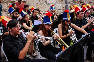 Kudüs İsrail 10 Mayıs 2018 Eski Kudüs şehri, altın diş Festivali'nde orta Krallığı kutlamaları görüntülemek bir müzik konser akşam oynarken avant-garde orkestra müzisyenleri