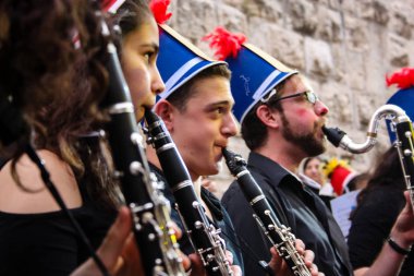 Kudüs İsrail 10 Mayıs 2018 Eski Kudüs şehri, altın diş Festivali'nde orta Krallığı kutlamaları görüntülemek bir müzik konser akşam oynarken avant-garde orkestra müzisyenleri