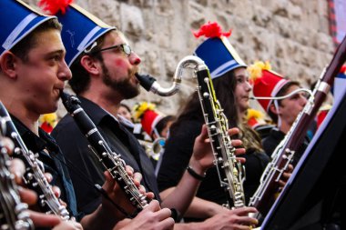 Kudüs İsrail 10 Mayıs 2018 Eski Kudüs şehri, altın diş Festivali'nde orta Krallığı kutlamaları görüntülemek bir müzik konser akşam oynarken avant-garde orkestra müzisyenleri