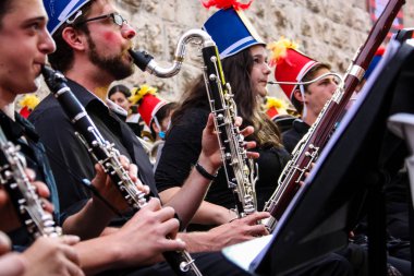 Kudüs İsrail 10 Mayıs 2018 Eski Kudüs şehri, altın diş Festivali'nde orta Krallığı kutlamaları görüntülemek bir müzik konser akşam oynarken avant-garde orkestra müzisyenleri