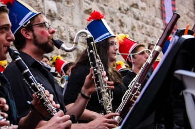 Kudüs İsrail 10 Mayıs 2018 Eski Kudüs şehri, altın diş Festivali'nde orta Krallığı kutlamaları görüntülemek bir müzik konser akşam oynarken avant-garde orkestra müzisyenleri
