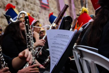 Kudüs İsrail 10 Mayıs 2018 Eski Kudüs şehri, altın diş Festivali'nde orta Krallığı kutlamaları görüntülemek bir müzik konser akşam oynarken avant-garde orkestra müzisyenleri
