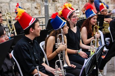 Kudüs İsrail 10 Mayıs 2018 Eski Kudüs şehri, altın diş Festivali'nde orta Krallığı kutlamaları görüntülemek bir müzik konser akşam oynarken avant-garde orkestra müzisyenleri