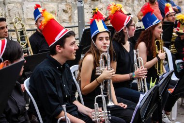 Kudüs İsrail 10 Mayıs 2018 Eski Kudüs şehri, altın diş Festivali'nde orta Krallığı kutlamaları görüntülemek bir müzik konser akşam oynarken avant-garde orkestra müzisyenleri