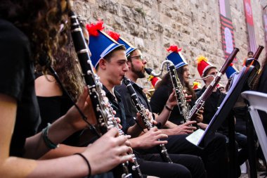 Kudüs İsrail 10 Mayıs 2018 Eski Kudüs şehri, altın diş Festivali'nde orta Krallığı kutlamaları görüntülemek bir müzik konser akşam oynarken avant-garde orkestra müzisyenleri