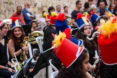 Kudüs İsrail 10 Mayıs 2018 Eski Kudüs şehri, altın diş Festivali'nde orta Krallığı kutlamaları görüntülemek bir müzik konser akşam oynarken avant-garde orkestra müzisyenleri