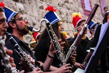 Kudüs İsrail 10 Mayıs 2018 Eski Kudüs şehri, altın diş Festivali'nde orta Krallığı kutlamaları görüntülemek bir müzik konser akşam oynarken avant-garde orkestra müzisyenleri