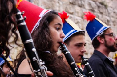 Kudüs İsrail 10 Mayıs 2018 Eski Kudüs şehri, altın diş Festivali'nde orta Krallığı kutlamaları görüntülemek bir müzik konser akşam oynarken avant-garde orkestra müzisyenleri