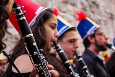 Kudüs İsrail 10 Mayıs 2018 Eski Kudüs şehri, altın diş Festivali'nde orta Krallığı kutlamaları görüntülemek bir müzik konser akşam oynarken avant-garde orkestra müzisyenleri
