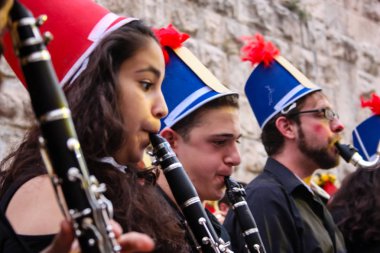 Kudüs İsrail 10 Mayıs 2018 Eski Kudüs şehri, altın diş Festivali'nde orta Krallığı kutlamaları görüntülemek bir müzik konser akşam oynarken avant-garde orkestra müzisyenleri
