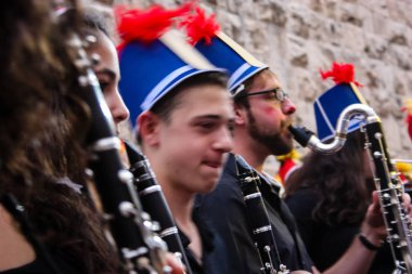 Kudüs İsrail 10 Mayıs 2018 Eski Kudüs şehri, altın diş Festivali'nde orta Krallığı kutlamaları görüntülemek bir müzik konser akşam oynarken avant-garde orkestra müzisyenleri