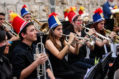 Kudüs İsrail 10 Mayıs 2018 Eski Kudüs şehri, altın diş Festivali'nde orta Krallığı kutlamaları görüntülemek bir müzik konser akşam oynarken avant-garde orkestra müzisyenleri