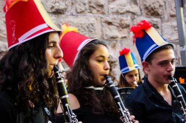 Kudüs İsrail 10 Mayıs 2018 Eski Kudüs şehri, altın diş Festivali'nde orta Krallığı kutlamaları görüntülemek bir müzik konser akşam oynarken avant-garde orkestra müzisyenleri