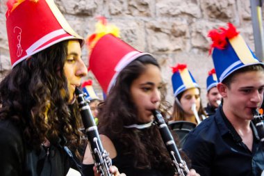 Kudüs İsrail 10 Mayıs 2018 Eski Kudüs şehri, altın diş Festivali'nde orta Krallığı kutlamaları görüntülemek bir müzik konser akşam oynarken avant-garde orkestra müzisyenleri
