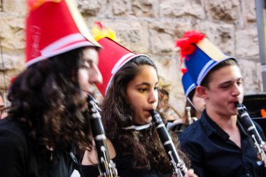 Kudüs İsrail 10 Mayıs 2018 Eski Kudüs şehri, altın diş Festivali'nde orta Krallığı kutlamaları görüntülemek bir müzik konser akşam oynarken avant-garde orkestra müzisyenleri