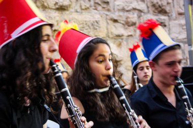 Kudüs İsrail 10 Mayıs 2018 Eski Kudüs şehri, altın diş Festivali'nde orta Krallığı kutlamaları görüntülemek bir müzik konser akşam oynarken avant-garde orkestra müzisyenleri