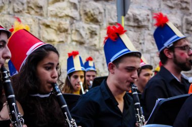Kudüs İsrail 10 Mayıs 2018 Eski Kudüs şehri, altın diş Festivali'nde orta Krallığı kutlamaları görüntülemek bir müzik konser akşam oynarken avant-garde orkestra müzisyenleri