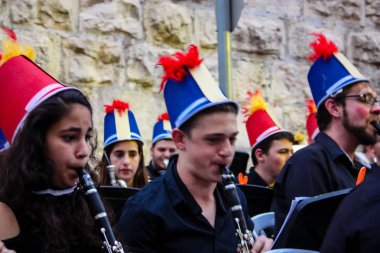 Kudüs İsrail 10 Mayıs 2018 Eski Kudüs şehri, altın diş Festivali'nde orta Krallığı kutlamaları görüntülemek bir müzik konser akşam oynarken avant-garde orkestra müzisyenleri