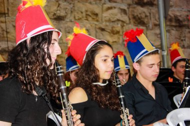 Kudüs İsrail 10 Mayıs 2018 Eski Kudüs şehri, altın diş Festivali'nde orta Krallığı kutlamaları görüntülemek bir müzik konser akşam oynarken avant-garde orkestra müzisyenleri