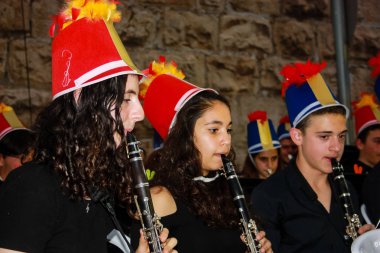 Kudüs İsrail 10 Mayıs 2018 Eski Kudüs şehri, altın diş Festivali'nde orta Krallığı kutlamaları görüntülemek bir müzik konser akşam oynarken avant-garde orkestra müzisyenleri