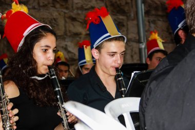 Kudüs İsrail 10 Mayıs 2018 Eski Kudüs şehri, altın diş Festivali'nde orta Krallığı kutlamaları görüntülemek bir müzik konser akşam oynarken avant-garde orkestra müzisyenleri