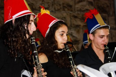 Kudüs İsrail 10 Mayıs 2018 Eski Kudüs şehri, altın diş Festivali'nde orta Krallığı kutlamaları görüntülemek bir müzik konser akşam oynarken avant-garde orkestra müzisyenleri