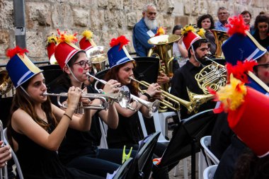 Kudüs İsrail 10 Mayıs 2018 Eski Kudüs şehri, altın diş Festivali'nde orta Krallığı kutlamaları görüntülemek bir müzik konser akşam oynarken avant-garde orkestra müzisyenleri