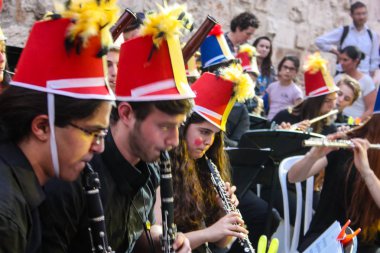 Kudüs İsrail 10 Mayıs 2018 Eski Kudüs şehri, altın diş Festivali'nde orta Krallığı kutlamaları görüntülemek bir müzik konser akşam oynarken avant-garde orkestra müzisyenleri