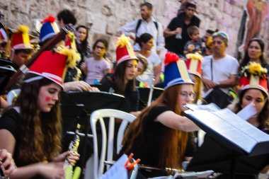 Kudüs İsrail 10 Mayıs 2018 Eski Kudüs şehri, altın diş Festivali'nde orta Krallığı kutlamaları görüntülemek bir müzik konser akşam oynarken avant-garde orkestra müzisyenleri