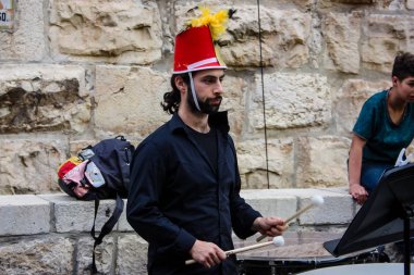 Kudüs İsrail 10 Mayıs 2018 Eski Kudüs şehri, altın diş Festivali'nde orta Krallığı kutlamaları görüntülemek bir müzik konser akşam oynarken avant-garde orkestra müzisyenleri