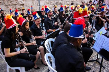 Kudüs İsrail 10 Mayıs 2018 Eski Kudüs şehri, altın diş Festivali'nde orta Krallığı kutlamaları görüntülemek bir müzik konser akşam oynarken avant-garde orkestra müzisyenleri