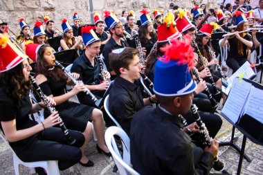 Kudüs İsrail 10 Mayıs 2018 Eski Kudüs şehri, altın diş Festivali'nde orta Krallığı kutlamaları görüntülemek bir müzik konser akşam oynarken avant-garde orkestra müzisyenleri
