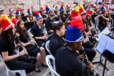 Kudüs İsrail 10 Mayıs 2018 Eski Kudüs şehri, altın diş Festivali'nde orta Krallığı kutlamaları görüntülemek bir müzik konser akşam oynarken avant-garde orkestra müzisyenleri