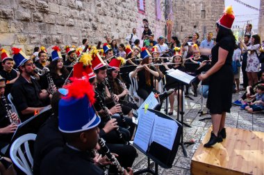 Kudüs İsrail 10 Mayıs 2018 Eski Kudüs şehri, altın diş Festivali'nde orta Krallığı kutlamaları görüntülemek bir müzik konser akşam oynarken avant-garde orkestra müzisyenleri