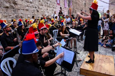 Kudüs İsrail 10 Mayıs 2018 Eski Kudüs şehri, altın diş Festivali'nde orta Krallığı kutlamaları görüntülemek bir müzik konser akşam oynarken avant-garde orkestra müzisyenleri