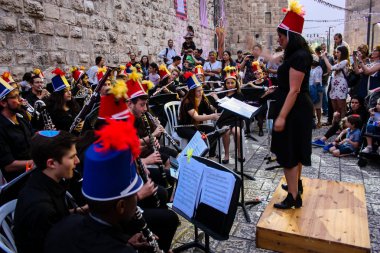 Kudüs İsrail 10 Mayıs 2018 Eski Kudüs şehri, altın diş Festivali'nde orta Krallığı kutlamaları görüntülemek bir müzik konser akşam oynarken avant-garde orkestra müzisyenleri
