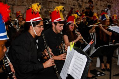 Kudüs İsrail 10 Mayıs 2018 Eski Kudüs şehri, altın diş Festivali'nde orta Krallığı kutlamaları görüntülemek bir müzik konser akşam oynarken avant-garde orkestra müzisyenleri