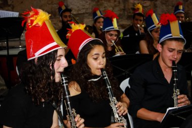 Kudüs İsrail 10 Mayıs 2018 Eski Kudüs şehri, altın diş Festivali'nde orta Krallığı kutlamaları görüntülemek bir müzik konser akşam oynarken avant-garde orkestra müzisyenleri