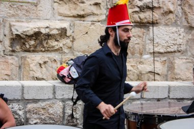 Kudüs İsrail 10 Mayıs 2018 Eski Kudüs şehri, altın diş Festivali'nde orta Krallığı kutlamaları görüntülemek bir müzik konser akşam oynarken avant-garde orkestra müzisyenleri