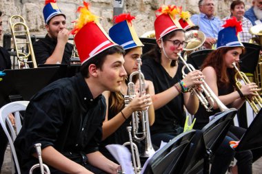 Kudüs İsrail 10 Mayıs 2018 Eski Kudüs şehri, altın diş Festivali'nde orta Krallığı kutlamaları görüntülemek bir müzik konser akşam oynarken avant-garde orkestra müzisyenleri